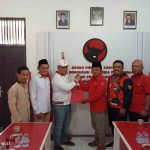 SERAHKAN FORMULIR PENDAFTARAN: HM Rafee didampingi kader PKS Bengkalis menyerahkan formulir pendaftaran Balon Wabup ke Kantor PDI-P di Jalan Antara, Bengkalis, Selasa (14/5) sore.