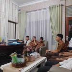 BERI ARAHAN: Kepala MAN 1 Pekanbaru Norerlinda memberikan arahan kepada kontengan MAN 1 Pekanbaru sebelum mengikuti ajang nasional Turnamen Robotik Indonesia di Jakarta di ruang kerjanya, Kamis (16/6/2024).