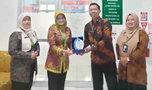 Dosen Unimus Semarang ketika menyerahkan vandel kepada kepala puskesmas ngemplak intervensi video HKI_11zon