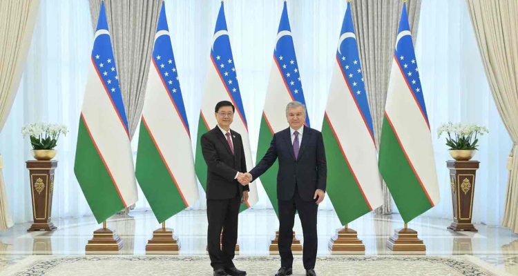 Hong Kong SAR's Chief Executive John Lee (left) meets with the President of Uzbekistan Mr Shavkat Miromonovich Mirziyoyev_11zon