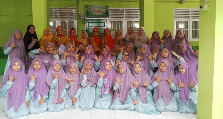 Foto 4 - Tak sekadar berbagi sembako, HWK Sumbar tanamkan warisan adat Minangkabau kepada Anak Panti Asuhan Al-Falah. (Dok. Istimewa)